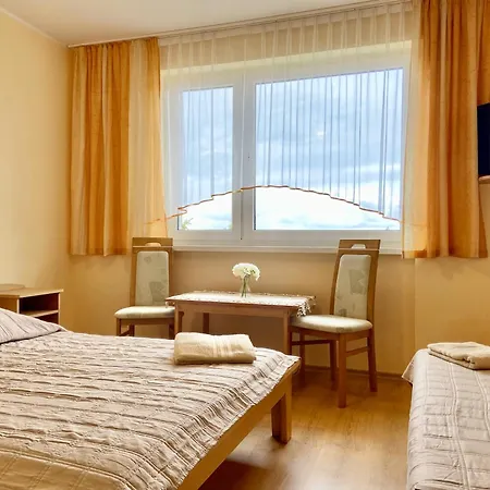 ゲストハウス Podlesie オストロボ