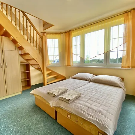 Podlesie ゲストハウス オストロボ