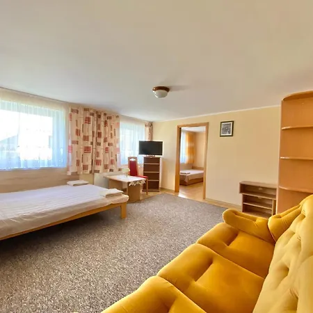 Podlesie ゲストハウス オストロボ